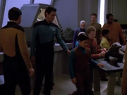 Martinez und sein Sohn besuchen eine Ausstellung.