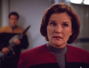 Janeway überzeugt den Hirogen-Alpha sich behandeln zu lassen