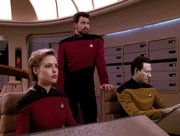 Riker überwacht den Flug durch den Mar-Oscura-Nebel