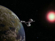USS Enterprise en órbita sobre Sarpeidon en 2269, Beta Niobe al fondo.