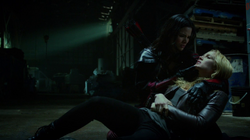 Nyssa al Ghul holds a poisoned Sara Lance