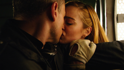 Leonard Snart and Sara Lance kiss before he sacrifices himself