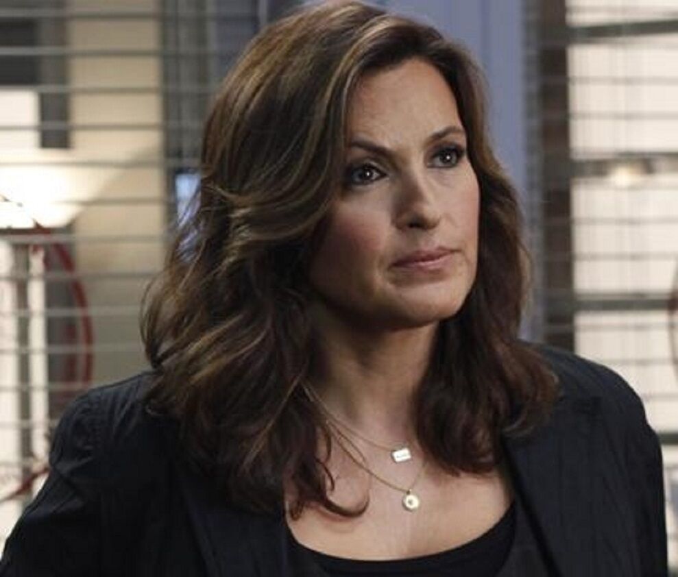 Would you rather have a threesome with Elliot Stabler and Olivia Benson or  Amanda Rollins and Detective Careesi (Law and Order SVU)? - Quora