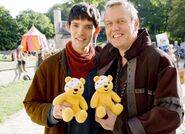 Colin Morgan y Anthony Head con Pudsey.