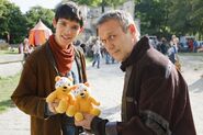 Colin Morgan y Anthony Head con Pudsey.