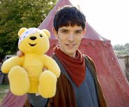 Colin Morgan con el peluche Pudsey.