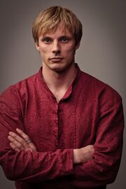 Bradley James is King Arthur in Merlin season 5