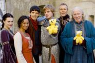 El elenco de Merlín posando para Children In Need, sosteniendo muñecos del oso Pudsey, su símbolo más conocido.