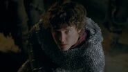 Mordred se inclina ante Morgana y revela el secreto de Merlín.