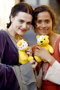 Katie McGrath y Angel Coulby con Pudsey.