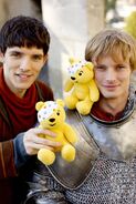 Colin Morgan y Bradley James con Pudsey.