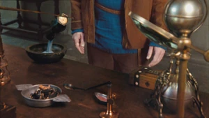 Merlin pours out the sand.