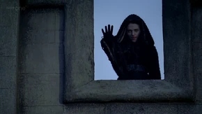 Morgana casting a spell on Gwen and two guards.