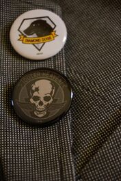 Pins de Diamond Dogs y Outer Heaven