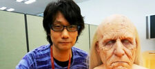 Hideo Kojima junto a un busto de Code Talker.