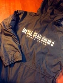 BgLfzP7CQAARtYx.jpg (64 KB) Kojima's promo hoodie from MGS3 Launch Party.