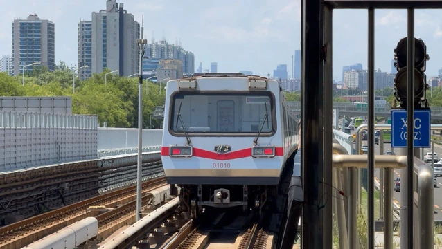 DKZ4G train operating on Line 1