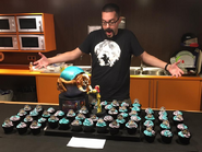 Sánchez con cupcakes y un pastel de Metroid Alfa en la celebración de la salida de Samus Returns