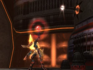  стоит рядом с активированной антенной сигнализации и держит в руке маячок с сиреной.