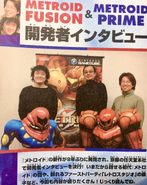 Yoshio Sakamoto, Kensuke Tanabe y Kenji Yamamoto junto a figuras de Samus y el SA-X.