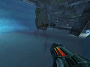 A cloaked Trace player runs in front of a Samus player.