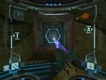 Самус стреляет Ракетой в Бронещит в игре Metroid Prime.