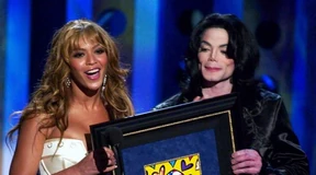Jay-z-beyonce-mj-comparison-768x427.jpg (54 KB) Beyoncé and Michael Jackson during the Radio Music Awards in 2003