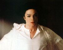 Ghosts-michael-jackson-7127067-526-418