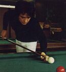 Sardou jouant au billard.jpg