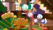 Huey-Dewey-and-Louie-mickeys-once-upon-a-christmas-36068258-500-289