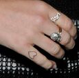 Miley-Cyrus-heart-finger-tattoo-3