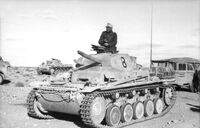 Bundesarchiv Bild 101I-783-0110-12, Nordafrika, Panzer II, Kraftfahrzeuge