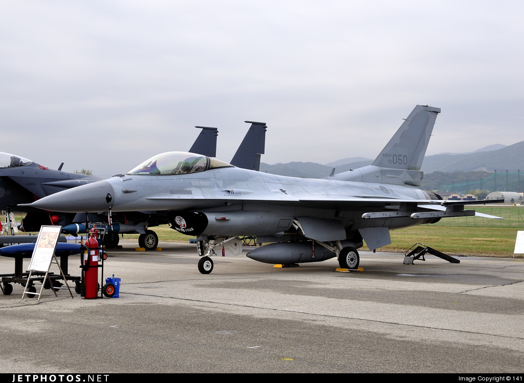 USAF General Dynamics F-16D Block 42 Fighting Falcon 88-01…