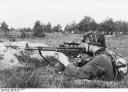 Bundesarchiv Bild 146-1979-118-55, Infanterist mit Sturmgewehr 44