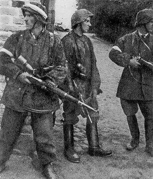 512px-AKcarcano-soldiers Parasol Regiment Warsaw Uprising 1944