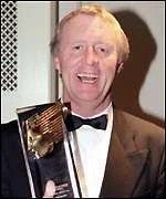 430617 tar 150.jpg (6 KB) Tarrant receiving a Royal Television Society award for Millionaire.