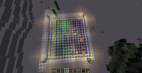 Lasikuutioista tehty farmin katto aavikolla.