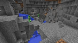 Luolien yhdistelmä, jossa on valuvaa vettä ja creepereitä