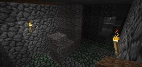 Tyrmä, jonka katosta putoaa soraa