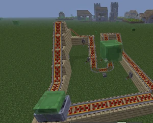 Kaksi  kaivosvaunuissa.