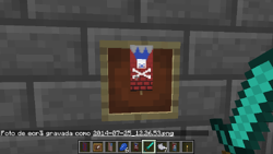 Um estandarte com o logo da Mojang em uma moldura.