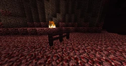 Uma imagem indescritível de cercas de tijolos do Nether.
