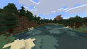Uma captura de tela do bioma de taiga no Minecraft na sua edição Bedrock, apresentando as características do bioma, tais como os pinheiros e a cor turquesa da água.