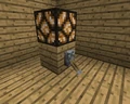 Uma lâmpada de redstone exibida durante o dia quando está ligada.