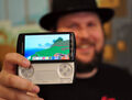 Notch hält ein Xperia Play mit dem Pre-release