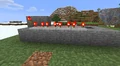 En el otro lado, coloque una antorcha de piedra roja y cuatro repetidores en el retardo más alto