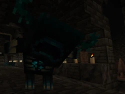 Um defensor dentro de uma cidade ancestral.[11]