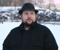 Notch na sobě kultovní černé klobouk