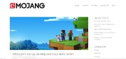 Mojang.com přední strana, blog pohled se dvěma zaměstnanci Twitter kanály viditelné.