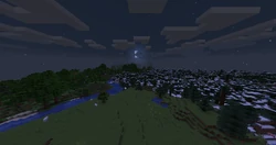Una luna creciente se eleva sobre las colinas.